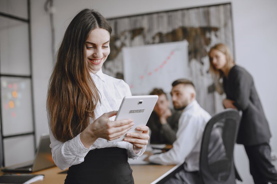 Grafico che mostra la crescita della visibilità online per una piccola impresa grazie alla SEO, con un'icona di localizzazione e un'immagine di smartphone.
